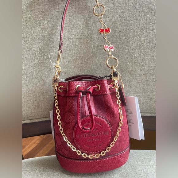 NWT！COACH MINI DEMPSEY BUCKET BAG IN SIGNATURE JACQUARD WITH STRIPE（C8322）V-Day